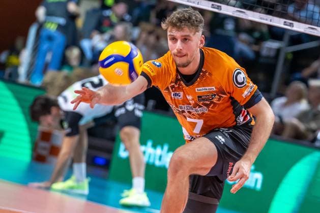 21 09 2024, Berlin, Volleyball 1 Bundesliga, Men, Matchday 1, BR Volleys Helios Grizzlys Giesen, Max Schmeling Halle Berlins Simon Plaskie goes for the ball BR Volleys Helios Grizzlys Giesen