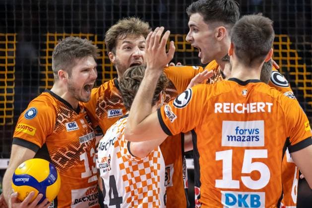 21 09 2024, Berlin, Volleyball 1 Bundesliga, Men, Matchday 1, BR Volleys Helios Grizzlys Giesen, Max Schmeling Halle BR Volleys players cheer BR Volleys Helios Grizzlys Giesen