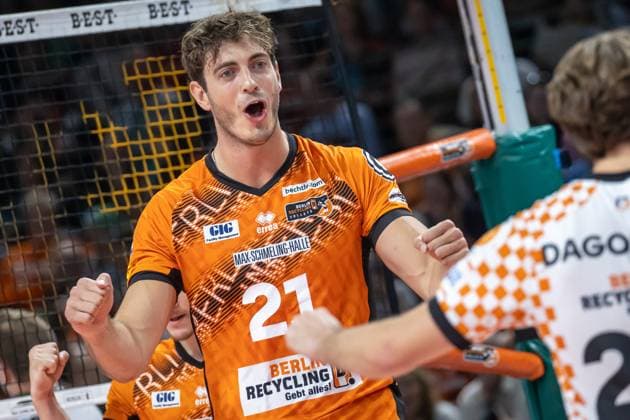 21 09 2024, Berlin, Volleyball 1 Bundesliga, Men, Matchday 1, BR Volleys Helios Grizzlys Giesen, Max Schmeling Halle Berlins libero Kyle Dagostino cheers BR Volleys Helios Grizzlys Giesen