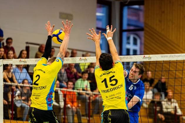 21 09 2024, GER, Volleyball, 2 BL Maenner Sued, Season 2024 2025, 1 Matchday, Blue Volleys Gotha TSV Mimmenhausen Jan Jalowietzki TSV Mimmenhausen Philipp Friedrich TSV Mimmenhausen Erik Niederluecke Blue Volleys Gotha 99867 Gotha Sporthalle Sportanlage Ernesti Thüringen Germany