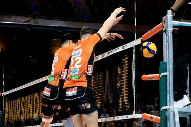 DEU, DVV, 1 VBL, BR Volleys vs Helios Grizzlys Giesen, 21 09 2024, Max Schmeling Halle, Berlin, DEU, DVV, 1 VBL, BR Volleys vs Helios Grizzlys Giesen, in the picture Neheimjah Mote BR Volleys 5 , Jake Hanes BR Volleys 22 Photo Juergen Engler nordphoto GmbH nordphotoxGmbHx xEngler nph00076