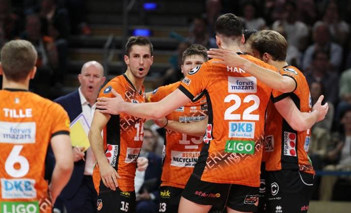 Johannes Tille, coach Joel Banks, Moritz Reichert, Ruben Schott, Jake Hanes cheers joy emotion jubilation Sport Volleyball Bundesliga Men Season 2024 2025 21 09 2024 BR Volleys Berlin BRV vs Helios Grizzlys Giesen