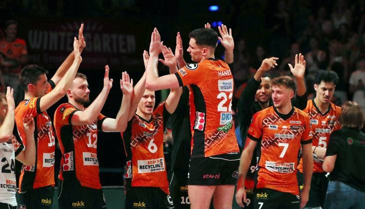 MVP Jake Hanes, BR Volleys celebrate after 3-0 win Joy Emotion Cheers Sport Volleyball Bundesliga Men Season 2024 2025 21 09 2024 BR Volleys Berlin BRV vs Helios Grizzlys Giesen