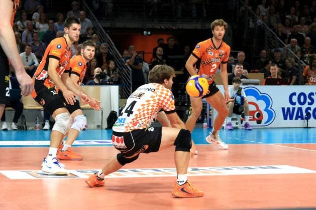 DEU, DVV, 1 VBL, BR Volleys vs Helios Grizzlys Giesen, 21 09 2024, Max Schmeling Halle, Berlin, DEU, DVV, 1 VBL, BR Volleys vs Helios Grizzlys Giesen, in the picture ball reception by Kyle Dagostino BR Volleys 24 , Moritz Reichert BR Volleys 15 , Ruben Schott BR Volleys 13 , Matthew Knigge BR Volleys 2 Photo Juergen Engler nordphoto GmbH nordphotoxGmbHx xEngler nph00076