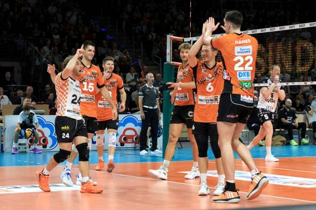 DEU, DVV, 1 VBL, BR Volleys vs Helios Grizzlys Giesen, 21 09 2024, Max Schmeling Halle, Berlin, DEU, DVV, 1 VBL, BR Volleys vs Helios Grizzlys Giesen, in the picture BR Volleys player circle, Johannes Tille BR Volleys 6 , Jake Hanes BR Volleys 22 Photo Juergen Engler nordphoto GmbH nordphotoxGmbHx xEngler nph00076