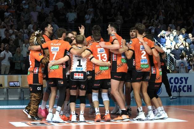 DEU, DVV, 1 VBL, BR Volleys vs Helios Grizzlys Giesen, 21 09 2024, Max Schmeling Halle, Berlin, DEU, DVV, 1 VBL, BR Volleys vs Helios Grizzlys Giesen, in the picture BR Volleys players circle, photo Juergen Engler nordphoto GmbH nordphotoxGmbHx xEngler nph00076