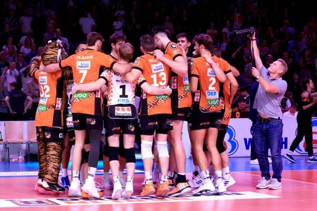 DEU, DVV, 1 VBL, BR Volleys vs Helios Grizzlys Giesen, 21 09 2024, Max Schmeling Halle, Berlin, DEU, DVV, 1 VBL, BR Volleys vs Helios Grizzlys Giesen, in the picture BR Volleys players circle, photo Juergen Engler nordphoto GmbH nordphotoxGmbHx xEngler nph00076