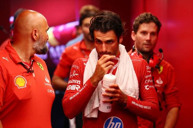 F1 Grand Prix Of Singapore - Qualifying Carlos Sainz of Spain and Scuderia Ferrari reacts after crashing during qualifying ahead of the F1 Grand Prix of Singapore at Marina Bay Street Circuit in Singapore, Singapore, on September 21, 2024. Singapore Singapore  Copyright: xMorganxHancockx originalFilename:hancock-f1grandp240922_npkGE.jpg