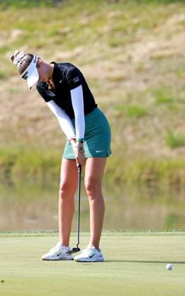CINCINNATI, OH - SEPTEMBER 21: LPGA, Golf Damen golfer Nelly Korda putts on the 7th hole during the third round of the Kroger Queen City Championship presented by P&G on September 21, 2024, at TPC River™s Bend in Cincinnati, Ohio. (Photo by Brian Spurlock Icon Sportswire) GOLF: SEP 21 LPGA Kroger Queen City Championship pres by P&G EDITORIAL USE ONLY Icon2409218