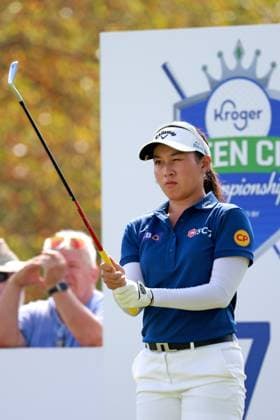 CINCINNATI, OH - SEPTEMBER 21: LPGA, Golf Damen golfer Jeeno Thitikul plays her tee shot on the 7th hole during the third round of the Kroger Queen City Championship presented by P&G on September 21, 2024, at TPC River™s Bend in Cincinnati, Ohio. (Photo by Brian Spurlock Icon Sportswire) GOLF: SEP 21 LPGA Kroger Queen City Championship pres by P&G EDITORIAL USE ONLY Icon24092110
