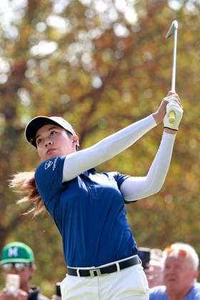 CINCINNATI, OH - SEPTEMBER 21: LPGA, Golf Damen golfer Jeeno Thitikul plays her tee shot on the 7th hole during the third round of the Kroger Queen City Championship presented by P&G on September 21, 2024, at TPC River™s Bend in Cincinnati, Ohio. (Photo by Brian Spurlock Icon Sportswire) GOLF: SEP 21 LPGA Kroger Queen City Championship pres by P&G EDITORIAL USE ONLY Icon24092112