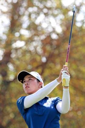CINCINNATI, OH - SEPTEMBER 21: LPGA, Golf Damen golfer Jeeno Thitikul plays her tee shot on the 7th hole during the third round of the Kroger Queen City Championship presented by P&G on September 21, 2024, at TPC River™s Bend in Cincinnati, Ohio. (Photo by Brian Spurlock Icon Sportswire) GOLF: SEP 21 LPGA Kroger Queen City Championship pres by P&G EDITORIAL USE ONLY Icon24092113