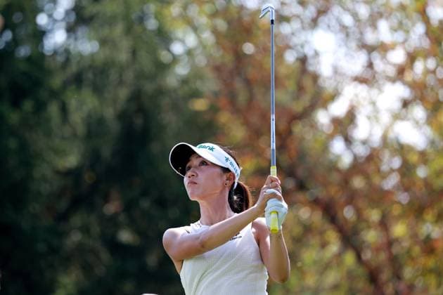 CINCINNATI, OH - SEPTEMBER 21: LPGA, Golf Damen golfer Lydia Ko plays her tee shot on the 7th hole during the third round of the Kroger Queen City Championship presented by P&G on September 21, 2024, at TPC River™s Bend in Cincinnati, Ohio. (Photo by Brian Spurlock Icon Sportswire) GOLF: SEP 21 LPGA Kroger Queen City Championship pres by P&G EDITORIAL USE ONLY Icon24092116