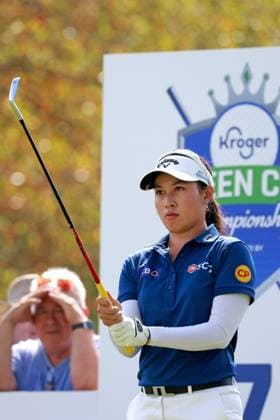 CINCINNATI, OH - SEPTEMBER 21: LPGA, Golf Damen golfer Jeeno Thitikul plays her tee shot on the 7th hole during the third round of the Kroger Queen City Championship presented by P&G on September 21, 2024, at TPC River™s Bend in Cincinnati, Ohio. (Photo by Brian Spurlock Icon Sportswire) GOLF: SEP 21 LPGA Kroger Queen City Championship pres by P&G EDITORIAL USE ONLY Icon2409219