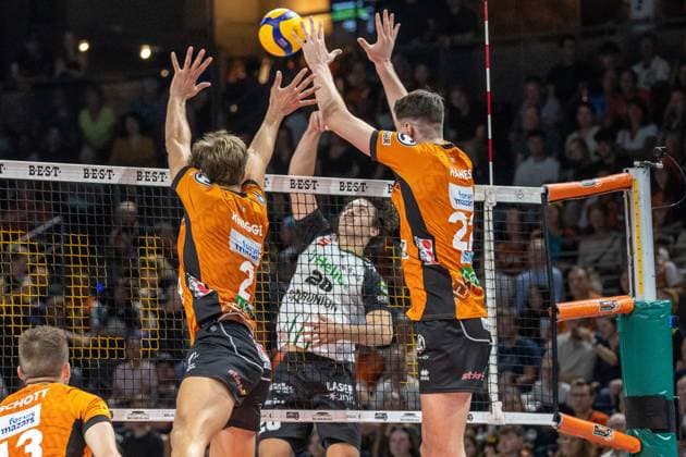 21 09 2024, Berlin, Volleyball 1 Bundesliga, Men, Matchday 1, BR Volleys Helios Grizzlys Giesen, Max Schmeling Halle Ethan Champlin M of Helios Grizzlys Giesen plays the ball against Berlins block of Matthew Knigge l and Jake Hanes BR Volleys Helios Grizzlys Giesen
