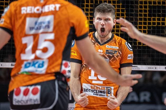 21 09 2024, Berlin, Volleyball 1 Bundesliga, Men, Matchday 1, BR Volleys Helios Grizzlys Giesen, Max Schmeling Halle Berlins Ruben Schott cheers BR Volleys Helios Grizzlys Giesen