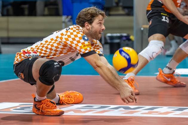 21 09 2024, Berlin, Volleyball 1 Bundesliga, Men, Matchday 1, BR Volleys Helios Grizzlys Giesen, Max Schmeling Halle Berlins libero Kyle Dagostino takes a ball BR Volleys Helios Grizzlys Giesen
