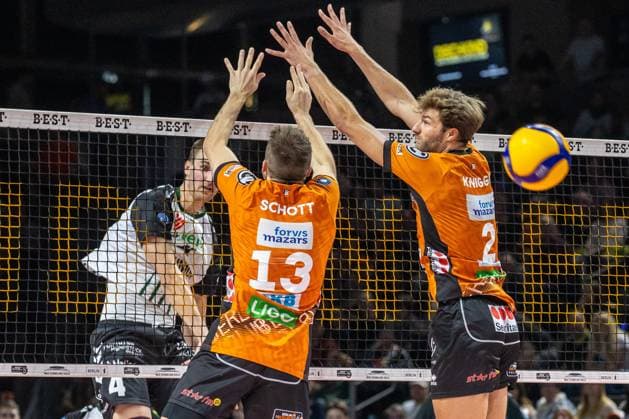 21 09 2024, Berlin, Volleyball 1 Bundesliga, Men, Matchday 1, BR Volleys Helios Grizzlys Giesen, Max Schmeling Halle Noah Baxpoehler l r from Helios Grizzlys Giesen plays the ball through Berlins block of Ruben Schott and Matthew Knigge BR Volleys Helios Grizzlys Giesen