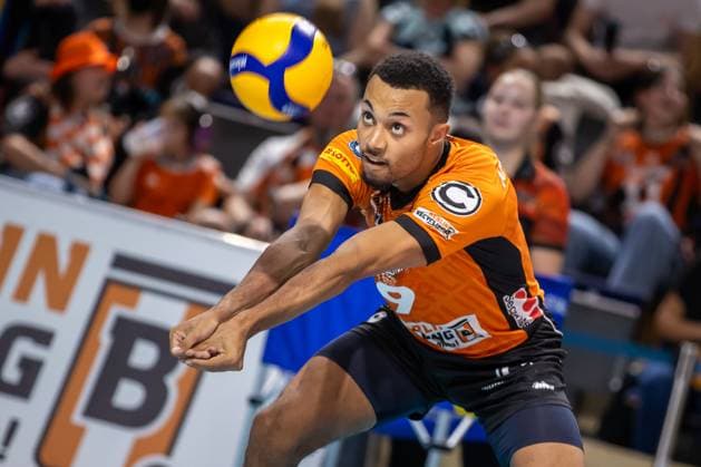 21 09 2024, Berlin, Volleyball 1 Bundesliga, Men, Matchday 1, BR Volleys Helios Grizzlys Giesen, Max Schmeling Halle Berlins Djifa Amedegnato takes a ball at BR Volleys Helios Grizzlys Giesen