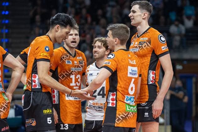 21 09 2024, Berlin, Volleyball 1 Bundesliga, Men, Matchday 1, BR Volleys Helios Grizzlys Giesen, Max Schmeling Halle BR Volleys players cheer BR Volleys Helios Grizzlys Giesen
