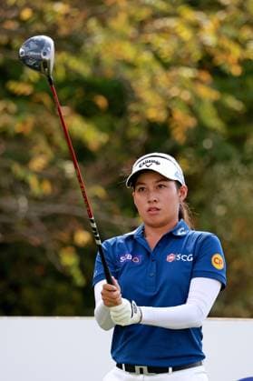 CINCINNATI, OH - SEPTEMBER 21: LPGA, Golf Damen golfer Jeeno Thitikul plays her tee shot on the 8th hole during the third round of the Kroger Queen City Championship presented by P&G on September 21, 2024, at TPC River™s Bend in Cincinnati, Ohio. (Photo by Brian Spurlock Icon Sportswire) GOLF: SEP 21 LPGA Kroger Queen City Championship pres by P&G EDITORIAL USE ONLY Icon24092124