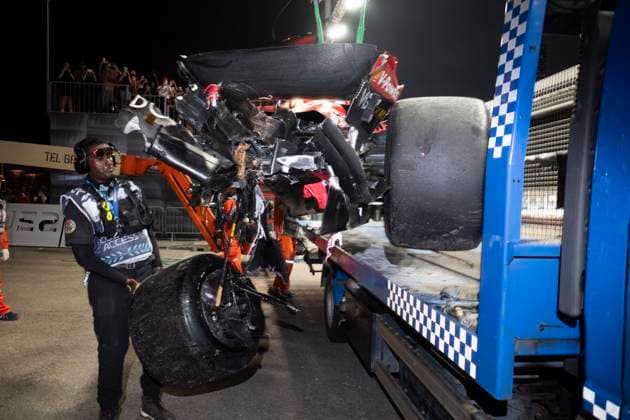 September 21, 2024, Singapore, Singapore: Marshals recovering the car of CARLOS SANIZ (SPA) of Scuderia Ferrari 55, with Carlos risking a fine or sanctions from the FIA for crossing the hot track, after crashing out into the barriers during Q3 during Qualifying day for the 2024 Formula 1 Singapore Grand Prix. Singapore Singapore - ZUMAb177 20240921_aap_b177_019 Copyright: xTaidghxBarronx