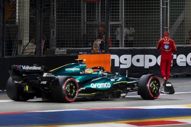 September 21, 2024, Singapore, Singapore: CARLOS SANIZ (SPA) of Scuderia Ferrari 55 crossing the hot track with FERNANDO ALONSO entering the pit lane, with Carlos risking a fine or sanctions from the FIA, after crashing out into the barriers during Q3 during Qualifying day for the 2024 Formula 1 Singapore Grand Prix. Singapore Singapore - ZUMAb177 20240921_aap_b177_054 Copyright: xTaidghxBarronx