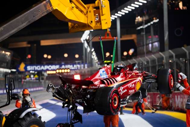 September 21, 2024, Singapore, Singapore: Marshals recovering the car of CARLOS SANIZ (SPA) of Scuderia Ferrari 55, with Carlos risking a fine or sanctions from the FIA for crossing the hot track, after crashing out into the barriers during Q3 during Qualifying day for the 2024 Formula 1 Singapore Grand Prix. Singapore Singapore - ZUMAb177 20240921_aap_b177_043 Copyright: xTaidghxBarronx