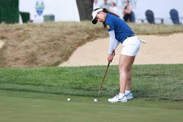 CINCINNATI, OH - SEPTEMBER 21: LPGA, Golf Damen golfer Jeeno Thitikul putts on the 7th hole during the third round of the Kroger Queen City Championship presented by P&G on September 21, 2024, at TPC River™s Bend in Cincinnati, Ohio. (Photo by Brian Spurlock Icon Sportswire) GOLF: SEP 21 LPGA Kroger Queen City Championship pres by P&G EDITORIAL USE ONLY Icon24092130