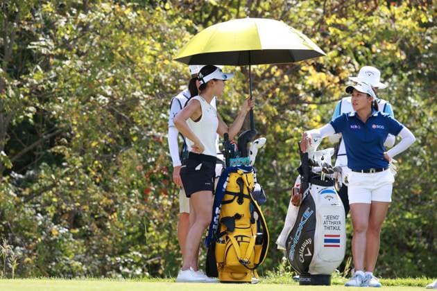 CINCINNATI, OH - SEPTEMBER 21: From left to right LPGA, Golf Damen players Lydia Ko and Jeeno Thitikul talk to each other while waiting on the 8th tee during the third round of the Kroger Queen City Championship presented by P&G on September 21, 2024, at TPC River™s Bend in Cincinnati, Ohio. (Photo by Brian Spurlock Icon Sportswire) GOLF: SEP 21 LPGA Kroger Queen City Championship pres by P&G EDITORIAL USE ONLY Icon24092132