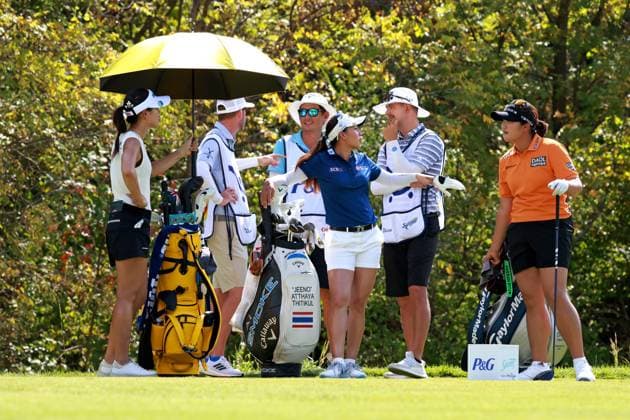 CINCINNATI, OH - SEPTEMBER 21: From left to right LPGA, Golf Damen players Lydia Ko and Jeeno Thitikul and Haeran Ryu talk to each other while waiting on the 8th tee during the third round of the Kroger Queen City Championship presented by P&G on September 21, 2024, at TPC River™s Bend in Cincinnati, Ohio. (Photo by Brian Spurlock Icon Sportswire) GOLF: SEP 21 LPGA Kroger Queen City Championship pres by P&G EDITORIAL USE ONLY Icon24092133