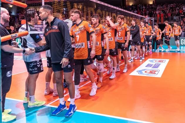 21 09 2024, Berlin, Volleyball 1 Bundesliga, Men, Matchday 1, BR Volleys Helios Grizzlys Giesen, Max Schmeling Halle Players of the Berlin Volleys clap each other after the victory BR Volleys Helios Grizzlys Giesen