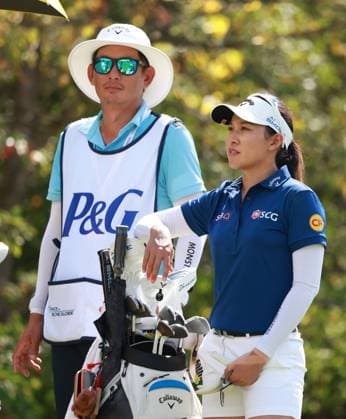 CINCINNATI, OH - SEPTEMBER 21: LPGA, Golf Damen player Jeeno Thitikul waits on the 8th tee during the third round of the Kroger Queen City Championship presented by P&G on September 21, 2024, at TPC River™s Bend in Cincinnati, Ohio. (Photo by Brian Spurlock Icon Sportswire) GOLF: SEP 21 LPGA Kroger Queen City Championship pres by P&G EDITORIAL USE ONLY Icon24092142