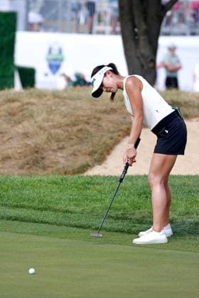 CINCINNATI, OH - SEPTEMBER 21: LPGA, Golf Damen player Lydia Ko putts on the 7th hole during the third round of the Kroger Queen City Championship presented by P&G on September 21, 2024, at TPC River™s Bend in Cincinnati, Ohio. (Photo by Brian Spurlock Icon Sportswire) GOLF: SEP 21 LPGA Kroger Queen City Championship pres by P&G EDITORIAL USE ONLY Icon24092144
