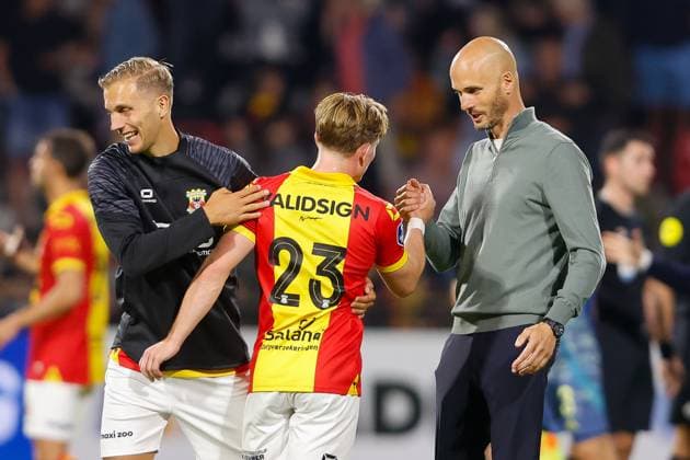 DEVENTER, Stadium De Adelaarshorst, 21-09-2024 , season 2024 2025 , Dutch Eredivisie. during the match Go Ahead Eagles - Ajax, GA Eagles player Oliver Edvardsen with GA Eagles player Finn Stokkers GA Eagles trainer coach Paul Simonis Go Ahead Eagles - Ajax  x26304233x Copyright: