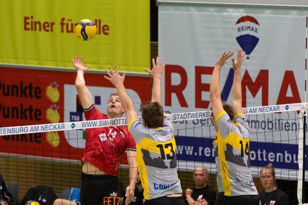 v li Timon Schippmann TV Rottenburg, 14 , Niklas Trogisch TSV Grafing, 13 , Moritz Schnoedt TSV Grafing, 14 GER, TV Rottenburg vs TSV Grafing, Volleyball, Men, 2 Bundesliga, Season 24 25, 21 09 2024, GER, TV Rottenburg vs TSV Grafing, Volleyball, Men, 2 Bundesliga, Season 24 25, 21 09 2024 Rottenburg Copyright: xEibner-Pressefoto WolfgangxFrankx EP_WFK