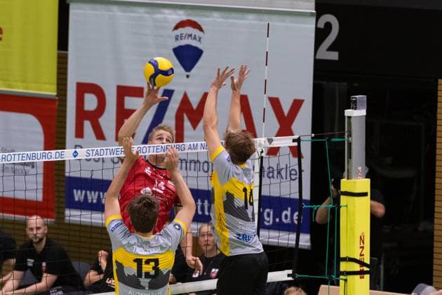 from left Niklas Trogisch TSV Grafing, 13 , Timon Schippmann TV Rottenburg, 14 , Moritz Schnoedt TSV Grafing, 14 GER, TV Rottenburg vs TSV Grafing, Volleyball, Men, 2 Bundesliga, Season 24 25, 21 09 2024, GER, TV Rottenburg vs TSV Grafing, Volleyball, Men, 2 Bundesliga, Season 24 25, 21 09 2024 Rottenburg Copyright: xEibner-Pressefoto WolfgangxFrankx EP_WFK