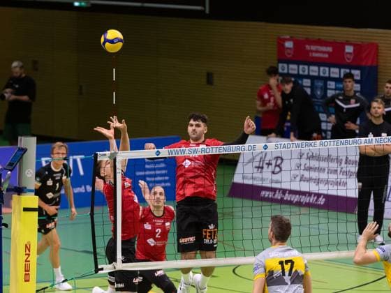 v li Aurel Sprenger TV Rottenburg, 17 , Yannick Menke TV Rottenburg, 12 , Adrian Gegenfurtner TSV Grafing, 17 GER, TV Rottenburg vs TSV Grafing, Volleyball, Men, 2 Bundesliga, Season 24 25, 21 09 2024, GER, TV Rottenburg vs TSV Grafing, Volleyball, Men, 2 Bundesliga, Season 24 25, 21 09 2024 Rottenburg Copyright: xEibner-Pressefoto WolfgangxFrankx EP_WFK