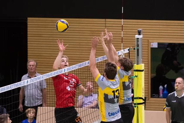 from left Timon Schippmann TV Rottenburg, 14 , Niklas Trogisch TSV Grafing, 13 , Simon Miller TSV Grafing, 18 GER, TV Rottenburg vs TSV Grafing, Volleyball, Men, 2 Bundesliga, Season 24 25, 21 09 2024, GER, TV Rottenburg vs TSV Grafing, Volleyball, Men, 2 Bundesliga, Season 24 25, 21 09 2024 Rottenburg Copyright: xEibner-Pressefoto WolfgangxFrankx EP_WFK