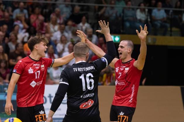 v li Aurel Sprenger TV Rottenburg, 17 , Johannes Elsaesser TV Rottenburg, 16 , Moritz Rauber TV Rottenburg, 02 , Jubel, freude GER, TV Rottenburg vs TSV Grafing, Volleyball, Men, 2 Bundesliga, Season 24 25, 21 09 2024, GER, TV Rottenburg vs TSV Grafing, Volleyball, Men, 2 Bundesliga, Season 24 25, 21 09 2024 Rottenburg Copyright: xEibner-Pressefoto WolfgangxFrankx EP_WFK