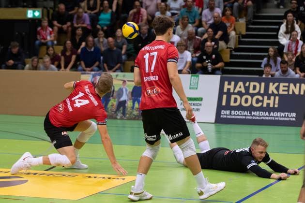 from left Timon Schippmann TV Rottenburg, 14 , Aurel Sprenger TV Rottenburg, 17 , Johannes Elsaesser TV Rottenburg, 16 on the floor GER, TV Rottenburg vs TSV Grafing, Volleyball, Men, 2 Bundesliga, Season 24 25, 21 09 2024, GER, TV Rottenburg vs TSV Grafing, Volleyball, Men, 2 Bundesliga, Season 24 25, 21 09 2024 Rottenburg Copyright: xEibner-Pressefoto WolfgangxFrankx EP_WFK