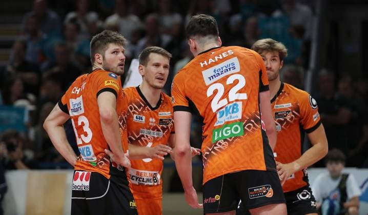 Ruben Schott,vJohannes Tille talks to Jake Hanes Action Upper body Sport Volleyball Bundesliga Men Season 2024 2025 21 09 2024 BR Volleys Berlin BRV vs Helios Grizzlys Giesen