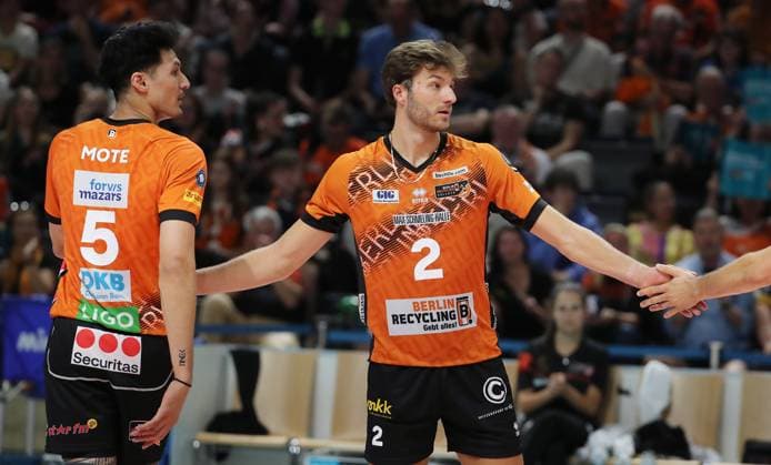 Nehemiah Mote, Matthew Knigge Upper body action Sport Volleyball Bundesliga Men Season 2024 2025 21 09 2024 BR Volleys Berlin BRV vs Helios Grizzlys Giesen