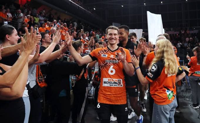 Johannes Tille cheers with the fans after the end of the game Joy Emotion Cheers Sport Volleyball Bundesliga Men Season 2024 2025 21 09 2024 BR Volleys Berlin BRV vs Helios Grizzlys Giesen