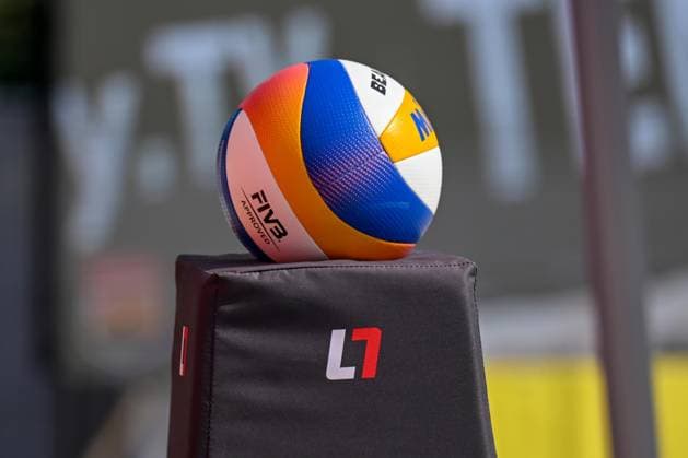 BEACHVOLLEYBALL - MEVZA Beach Event INNSBRUCK,AUSTRIA,22.SEP.24 - Beach volleyball, Beachvolleyball - MEVZA Beach Event. Image shows a feature with a ball.  GEPAxpictures xDanielxSchoenherr