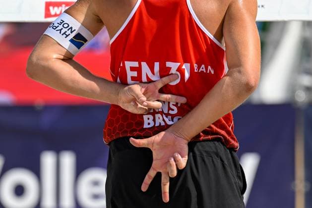 BEACHVOLLEYBALL - MEVZA Beach Event INNSBRUCK,AUSTRIA,22.SEP.24 - Beach volleyball, Beachvolleyball - MEVZA Beach Event. Image shows a feature with fingers.  GEPAxpictures xDanielxSchoenherr