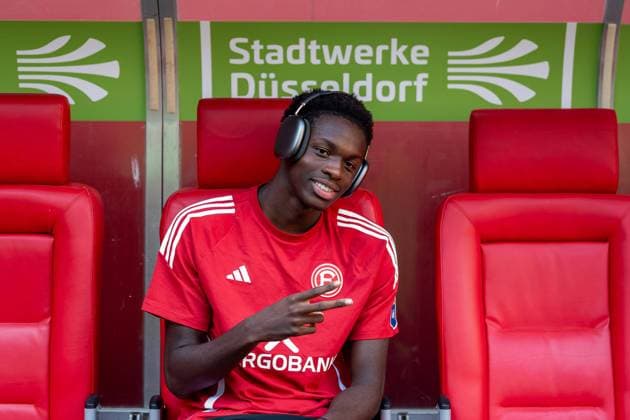 21 09 2024, Soccer 2 Bundesliga, Season 2024 2025, 06 Matchday, Fortuna Duesseldorf vs 1 FC Koeln in the Merkur Spiel Arena Rhein in Duesseldorf Noah Mbamba Muanda Fortuna Duesseldorf, 39 before the match on the bench Important note According to the regulations of the DFL German Football League and the DFB German Football Association, it is prohibited to use or have used photographs taken in the stadium and or of the match in the form of sequential images and or video-like photo series Foto Kirchner Media TH Copyright: xKirchner-Media THx