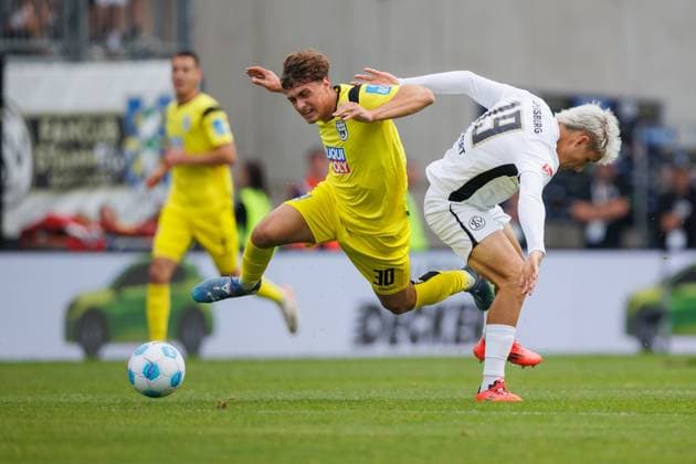 Maurice Krattenmacher SSV 1846 Ulm in duel with Lukas Pinckert SV 07 Elversberg , SV Elversberg vs SSV 1846 Ulm, Soccer, 2 Bundesliga, Matchday 6, Season 2024 2025, 22 09 2024 SV Elversberg vs SSV 1846 Ulm, Soccer, 2 Bundesliga, Matchday 6, Season 2024 2025, 22 09 2024 Copyright: xEibner-Pressefoto AlexanderxNeisx EP_ANS