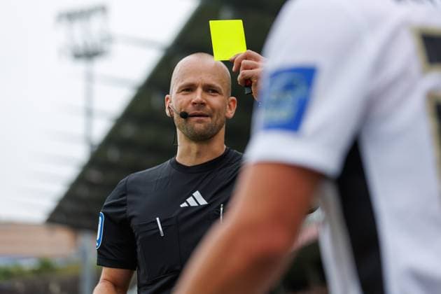 Referee Patrick Schwengers Travemuende shows Elias Baum SV 07 Elversberg the yellow card, SV Elversberg vs SSV 1846 Ulm, Football, 2 Bundesliga, Matchday 6, Season 2024 2025, 22 09 2024 SV Elversberg vs SSV 1846 Ulm, Football, 2 Bundesliga, Matchday 6, Season 2024 2025, 22 09 2024 Copyright: xEibner-Pressefoto AlexanderxNeisx EP_ANS
