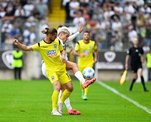 Soccer 2 Bundesliga Season 2024 25 22 09 2024 Ursapharm Arena SV Elversberg elv SSV Ulm 1846 svu Dennis CHESSA SSV Ulm 1846 , li Lukas PINKERT SV Elversberg Soccer 2 Bundesliga SV Elversberg
